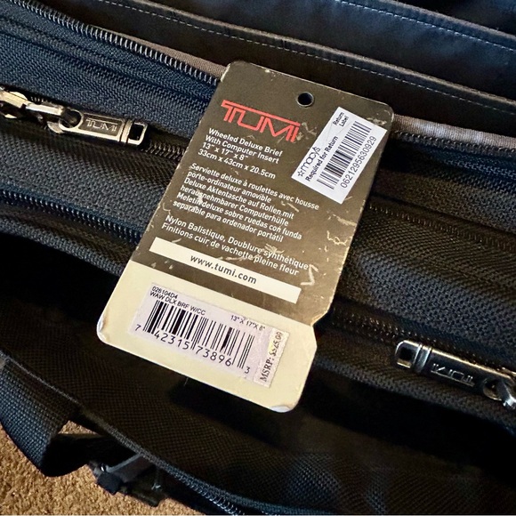 Tumi wheeled deluxe brief, Model 26104D4. - Picture 13 of 14